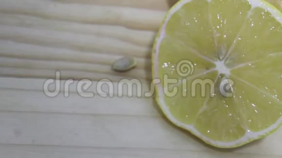 新鲜的柠檬片视频的预览图