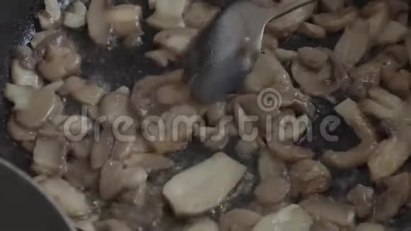 蘑菇在平底锅特写中烤着视频的预览图