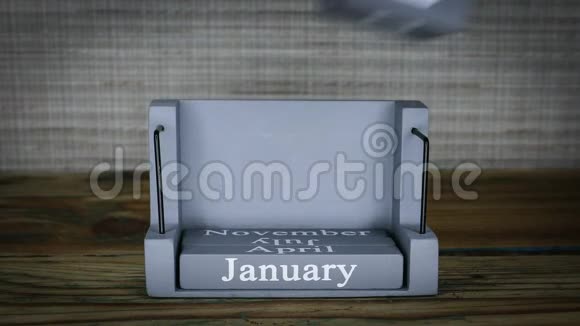 木立方体日历的25个设定日期为1月份视频的预览图