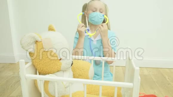 女孩在喂她的泰迪熊视频的预览图