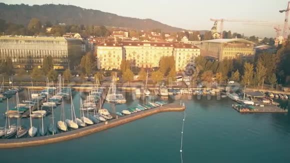早上可以看到苏黎世湖码头和停泊的帆船瑞士视频的预览图