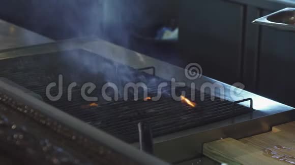 一个厨师在餐厅的厨房里烤牛排视频的预览图