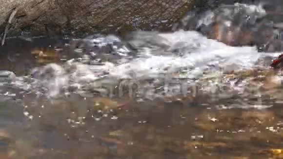 小溪流过亚利桑那州的岩石视频的预览图