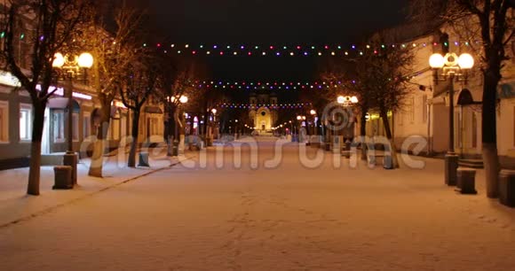 冬天的夜晚被遗弃的城市街道视频的预览图