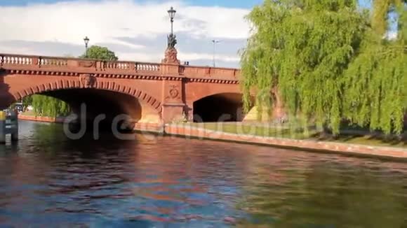 河堤防和莫尔特克伯克大桥德国柏林视频的预览图