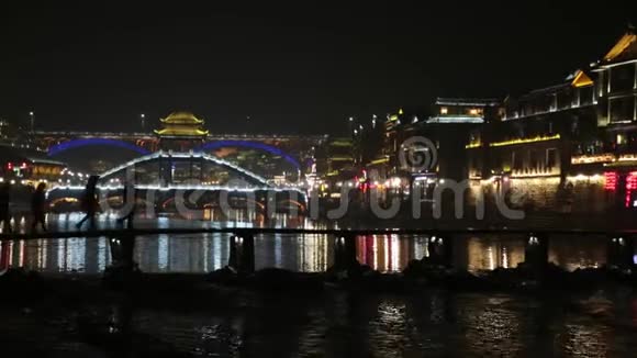 凤凰中国剪影桥夜光桥视频的预览图