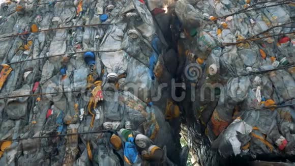 压缩塑料瓶进行回收一个回收工厂扔了一堆瓶子视频的预览图