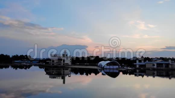 在日落背景下的湖岸上的餐馆从上面的湖岸上的度假胜地视频的预览图