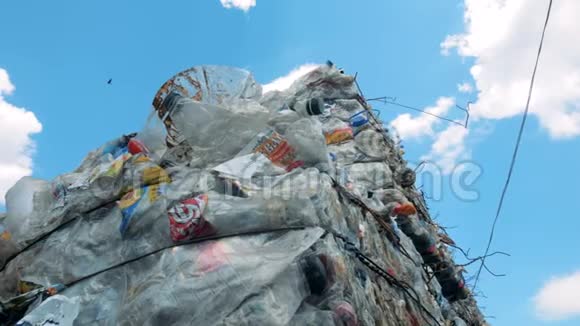 回收工厂有很多垃圾塑料包装和瓶子压在堆叠中回收视频的预览图