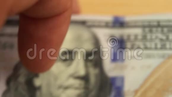 商人一张桌子上数着一百美元的钞票数着钱手里有钱手里有钱视频的预览图