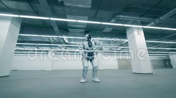 白色机器人独自跳舞特写视频的预览图