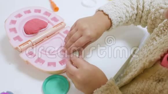 一个小孩子在牙医玩具工具里和牙医玩视频的预览图