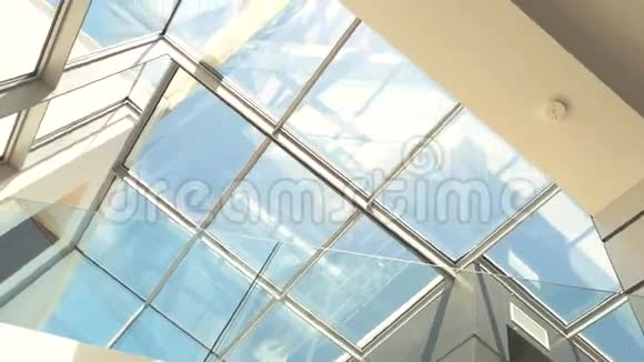 透明的屋顶和天空视频的预览图
