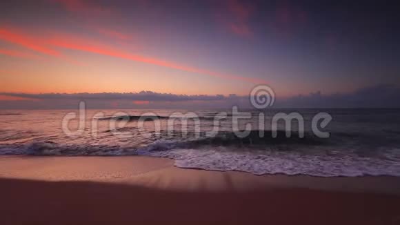 日出过海波和热带海滩新的早晨新的一年视频的预览图