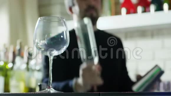 空的酒杯特写站在桌子上盖伊巴曼用瓶子玩把戏视频的预览图