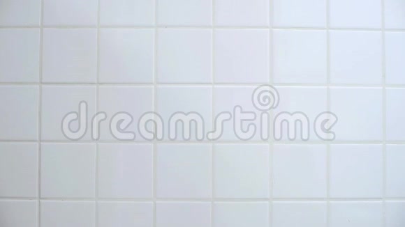 特写女性手清洁肮脏的白色浴室瓷砖视频的预览图