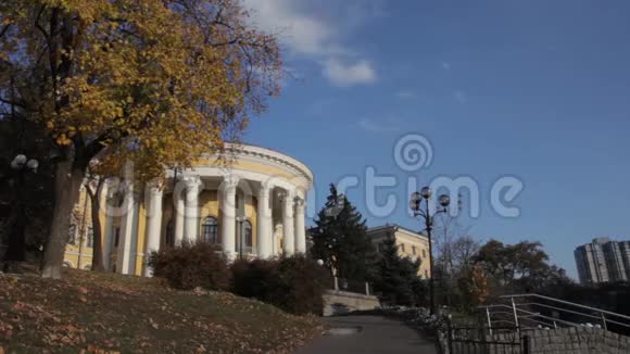 乔维尼维宫独立广场迈丹基辅乌克兰秋天视频的预览图