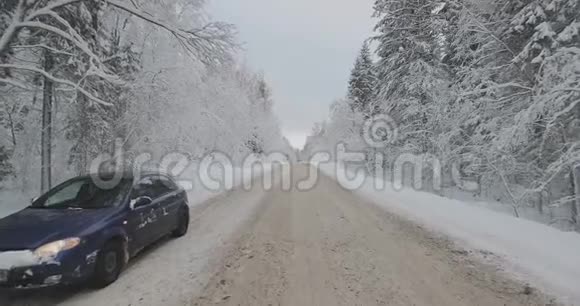 冬天森林里路边的破车视频的预览图