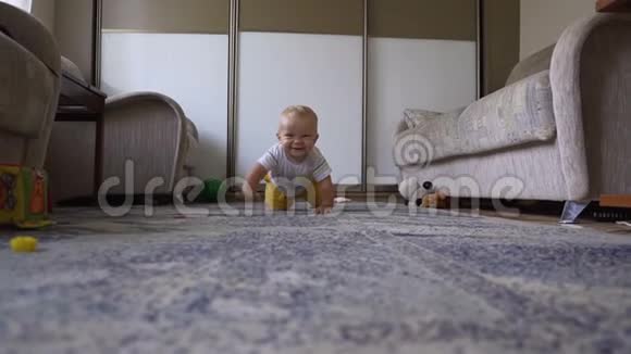 快乐的小宝宝爬在地板上视频的预览图