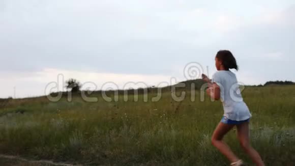 带着风筝在路上奔跑的女孩视频的预览图