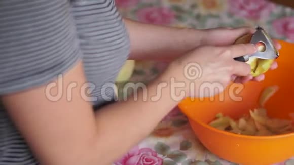 女人剥苹果皮视频的预览图