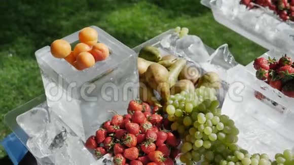 从葡萄梨草莓杏桃蓝莓中分离出的水果健康饮食的概念视频的预览图