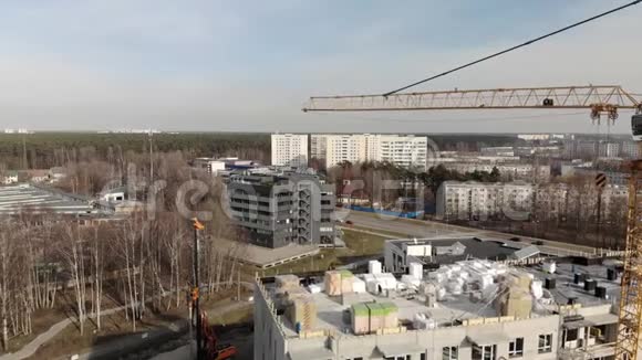 大型建筑工地配有大型起重机空中电影视野视频的预览图