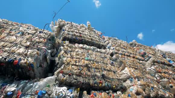 垃圾填埋场上的大量垃圾许多成堆的垃圾在垃圾场上准备回收视频的预览图