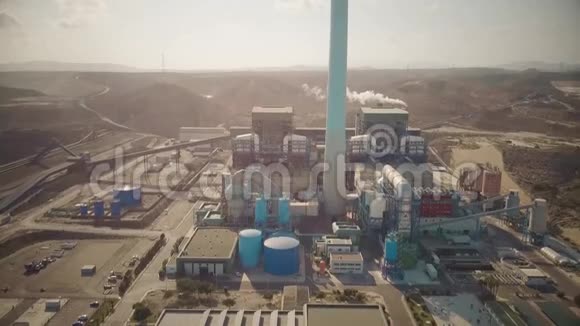 西班牙安达鲁西亚一座废弃的污染煤电厂的空中拍摄视频的预览图