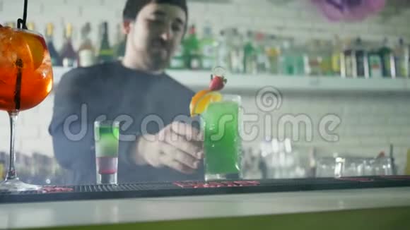酒吧工作人员从顾客那里取钱在咖啡厅的柜台上品尝美味的鸡尾酒视频的预览图