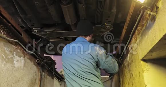 机械师从下面修理汽车视频的预览图