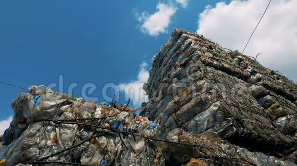 天空背景下的垃圾填埋场景观垃圾堆放在垃圾堆上视频的预览图