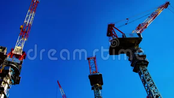 在东京广拍的蓝天后面移动起重机的时间流逝视频的预览图