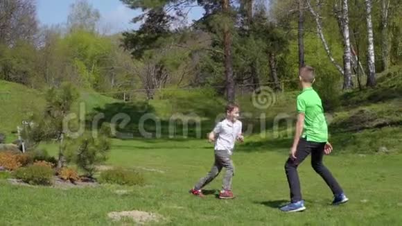 两个男孩在夏季公园玩追赶游戏视频的预览图