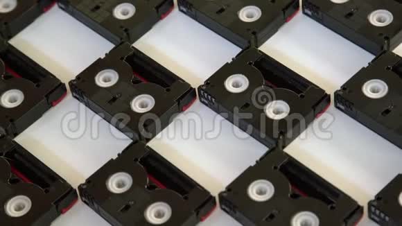 老式迷你DV卡带用于一天内拍摄小型磁性塑料录像带的图案视频的预览图