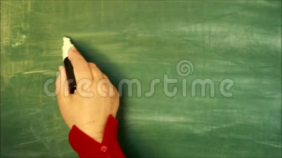 数学女性手在黑板上书写毕达哥拉斯定理视频的预览图