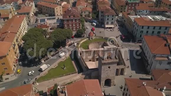 从空中俯瞰皮奥比诺在旧城上空飞行意大利马雷玛托斯卡纳视频的预览图