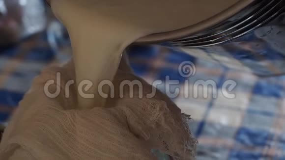 牛奶从一个器皿中倒入另一个器皿中视频的预览图