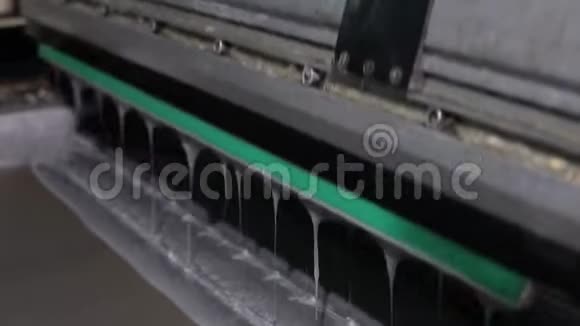 工业印刷机成品镀银漆视频的预览图