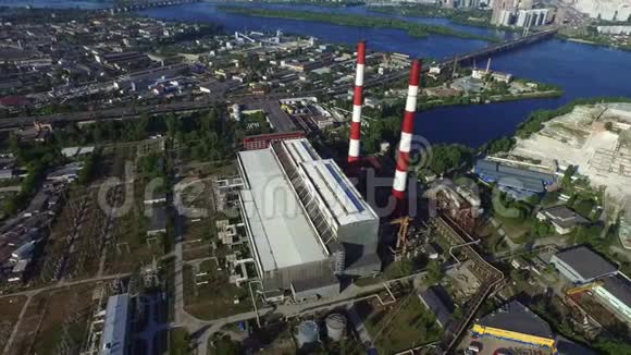 城市景观鸟瞰工业烟囱热电站视频的预览图
