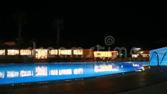 晚上在酒店S区游泳池视频的预览图