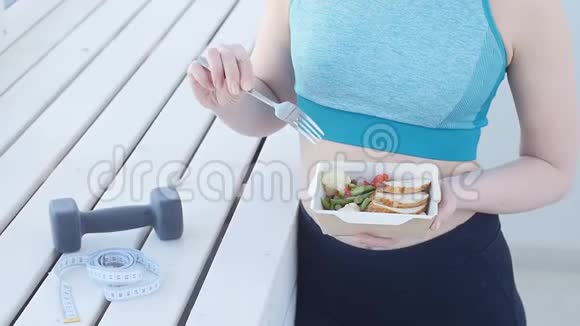 健身和健康食品女人正在休息在穿着白色衣服锻炼后吃健康的食物视频的预览图