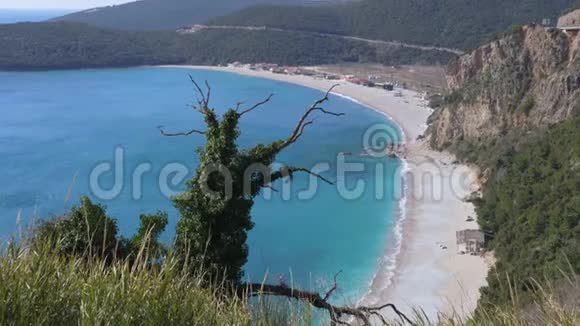 从海滩和泻湖上俯瞰黑山美丽的青山视频的预览图