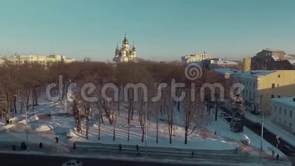 乌克兰哈尔科夫2016年12月13日城市景观被雪覆盖的空中詹米罗诺斯教堂视频的预览图