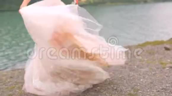 一位美丽的新娘穿着别致的裙子在雄伟的山脉和宽阔的河流的背景下跳舞婚礼日视频的预览图