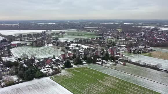德国莫尔斯霍尔德伯格村冬季航拍照片视频的预览图