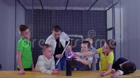 一群男孩在科普博物馆探索特斯拉线圈视频的预览图
