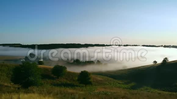 雾霭笼罩着乡村的景色视频的预览图