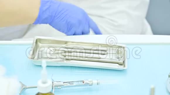 金属注射器旁边的一种有机物的仪器牙科设备牙科卫生和保健概念视频的预览图