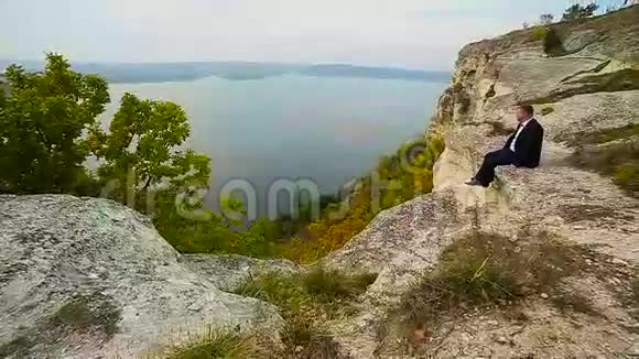 一个人坐在悬崖边上慢动作视频的预览图
